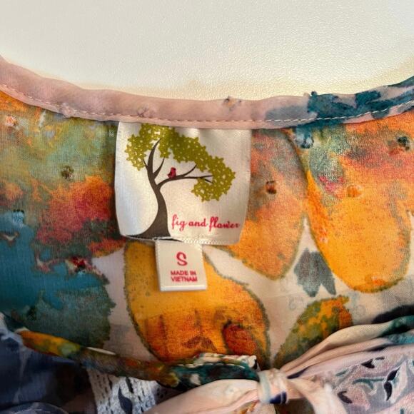 Fig and Flower Top Size S Sheer Flutter Sleeve Semi Sheer Lace - Picture 3 of 10